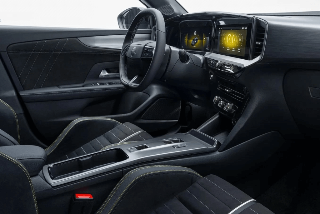 yeni opel mokka gse ic mekan konsol gorunum Opel'den Yeni Elektrikli Araç Hamlesi: Yeni Mokka GSE Sahneye Çıkıyor